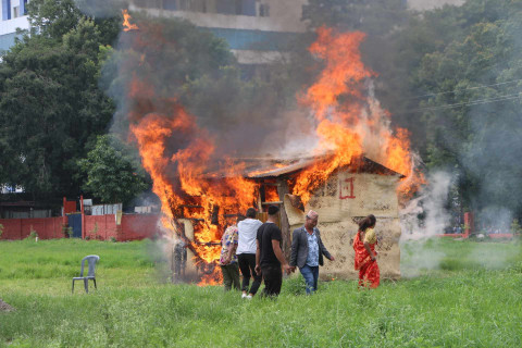 जब खुलामञ्चको कृत्रिम घरमा आगो लाग्यो... (तस्बिरहरू)